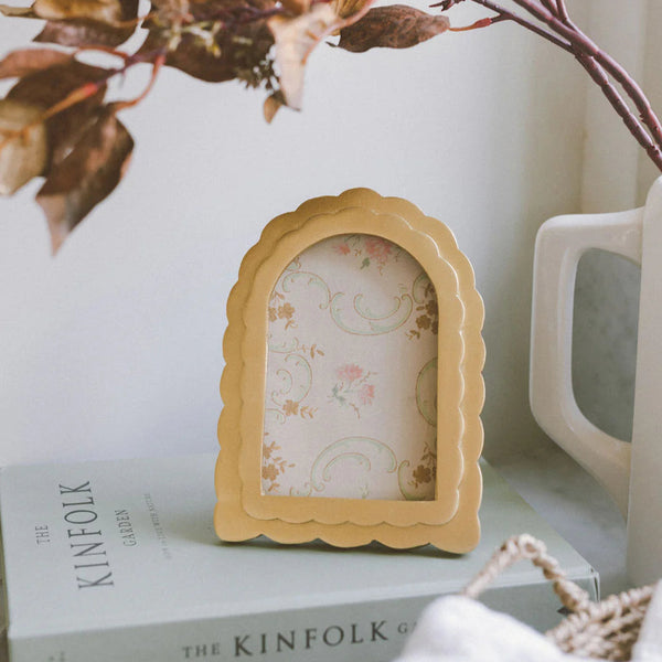 Scallop Gold Arch Photo Frame